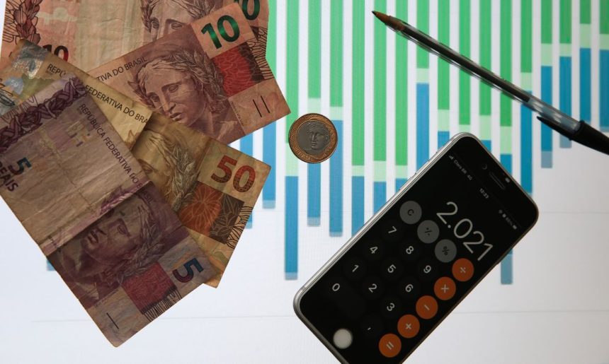Dinheiro e calculadora