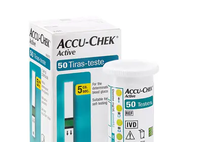 Caixa e frasco de tiras-teste Accu-Chek Active para medição da glicose, acompanhados de uma tira de teste
