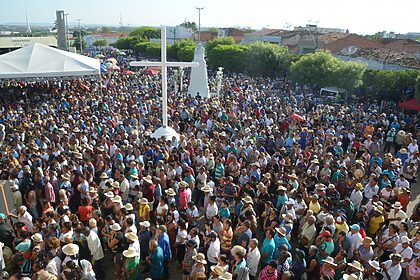 Fieis Acompanham Celebracao De Missa Na Capela Do Socorro em Juazeiro do Norte