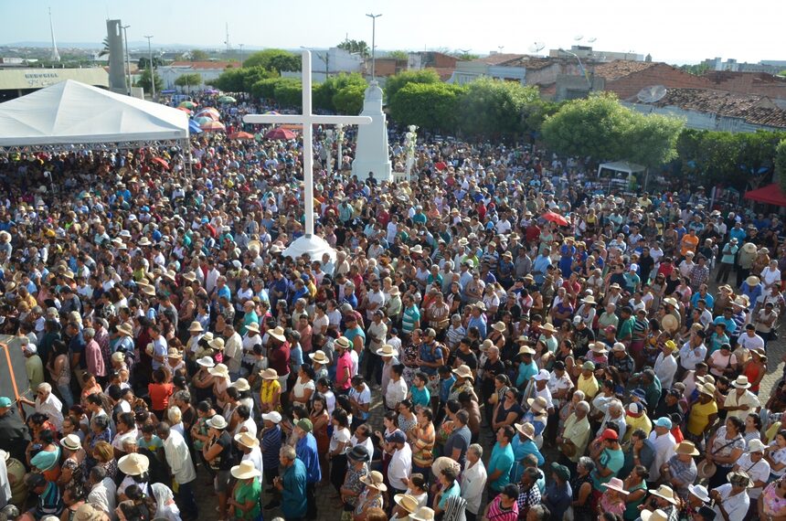 Fieis Acompanham Celebracao De Missa Na Capela Do Socorro em Juazeiro do Norte