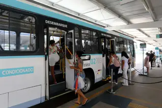 Passageiros embarcam em ônibus coletivo em um terminal de transporte público de Fortaleza