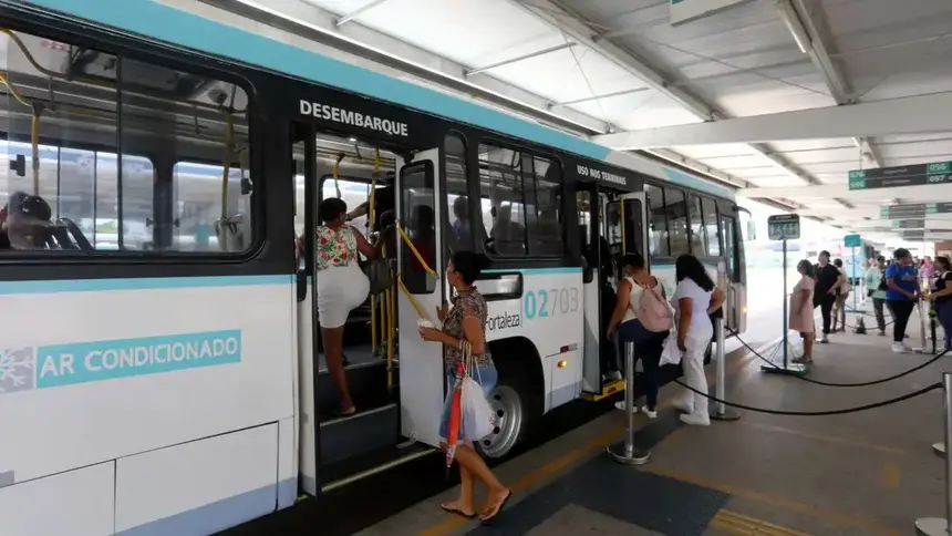 Passageiros embarcam em ônibus coletivo em um terminal de transporte público de Fortaleza
